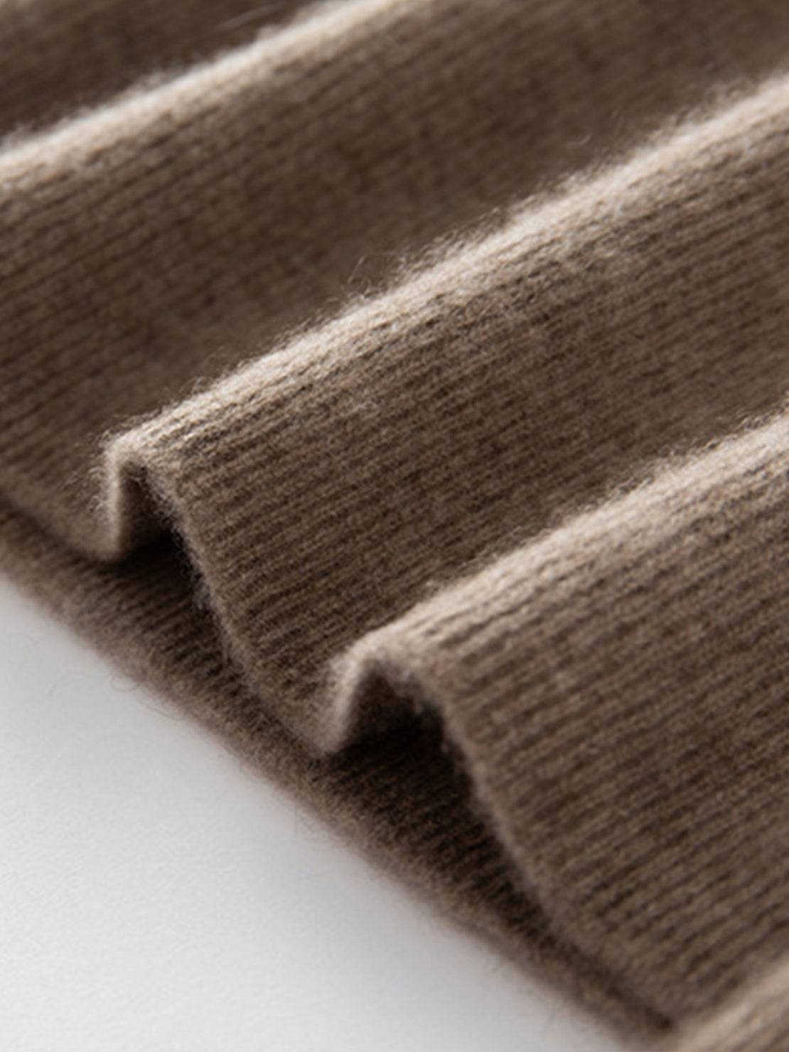 100% cashmere round neck pullover with long sleeves and hip-length cut in neutral tone