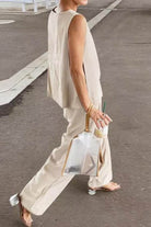 Loose solid color sleeveless oversized two-piece set with wide-leg pants and a minimalist style.