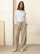 Soft knit wide-leg pants with elastic waist and side pockets in breathable fabric