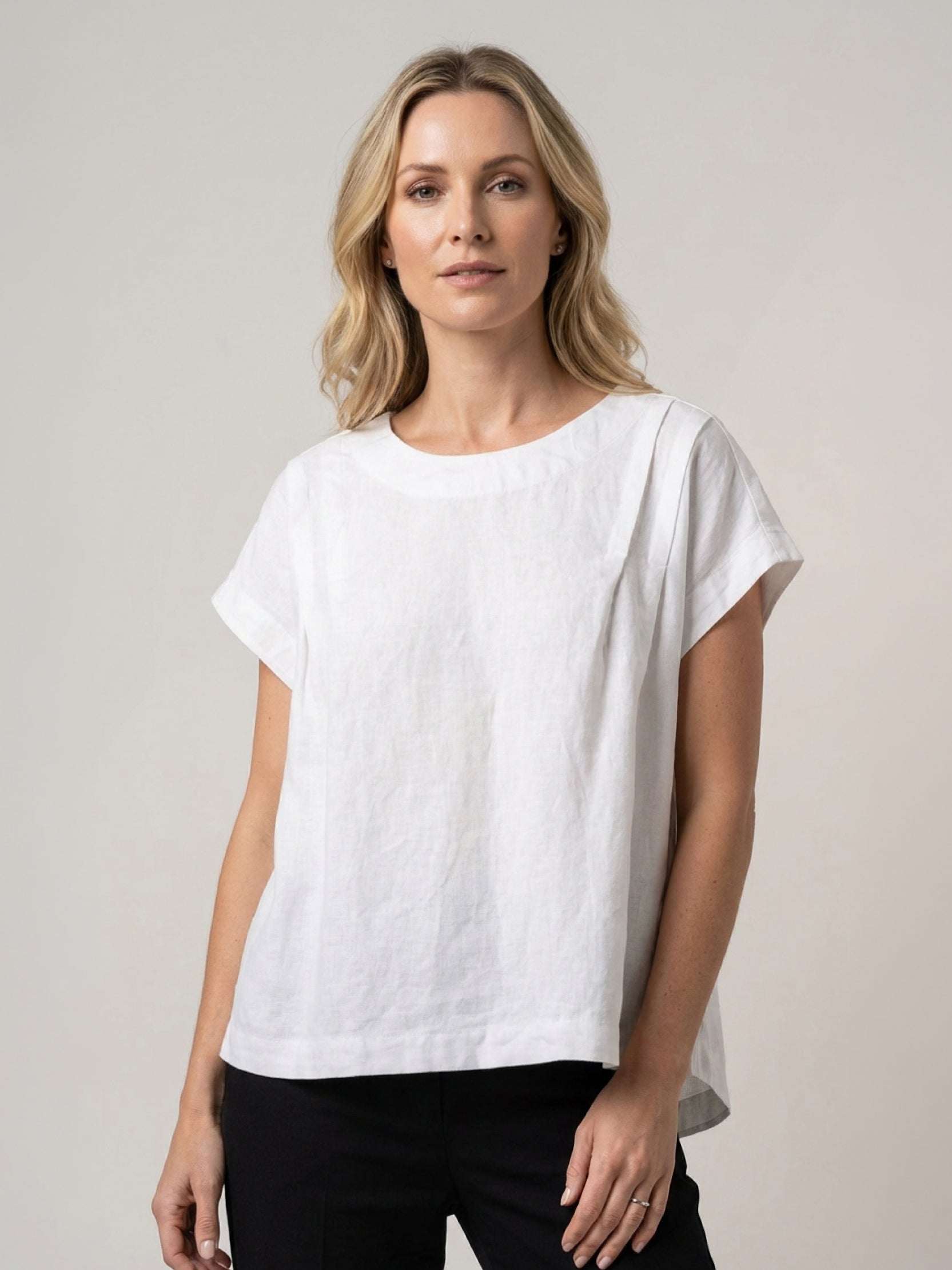 Boxy cap-sleeve top made of 100% linen with round neck and hip-length hem