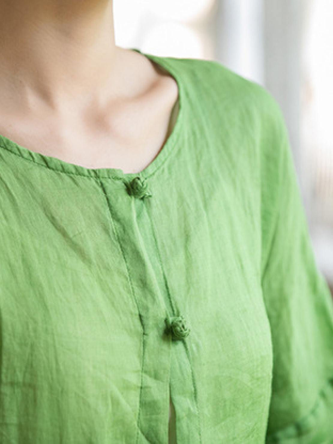 Oversized 100% linen blouse with frog-button closure and long sleeves in lightweight fabric