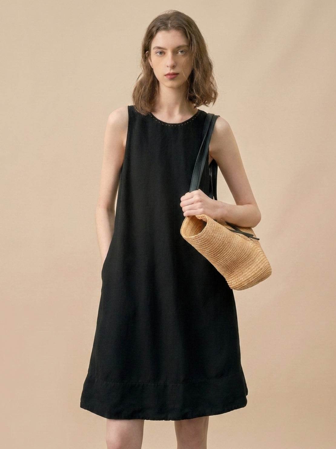 Sleeveless Linen Lyocell blend shift dress with relaxed fit and round neckline in black and white colors