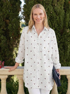 Relaxed oversized linen shirt in 100% cotton with back pleat and button-up design